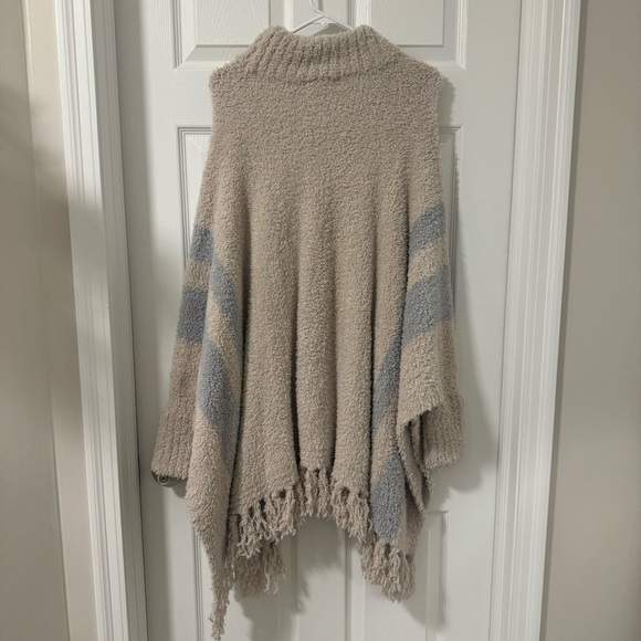 $154 barefoot dreams 'Cozy Chic Beach' Fringe Lounge Poncho - Picture 3 of 3